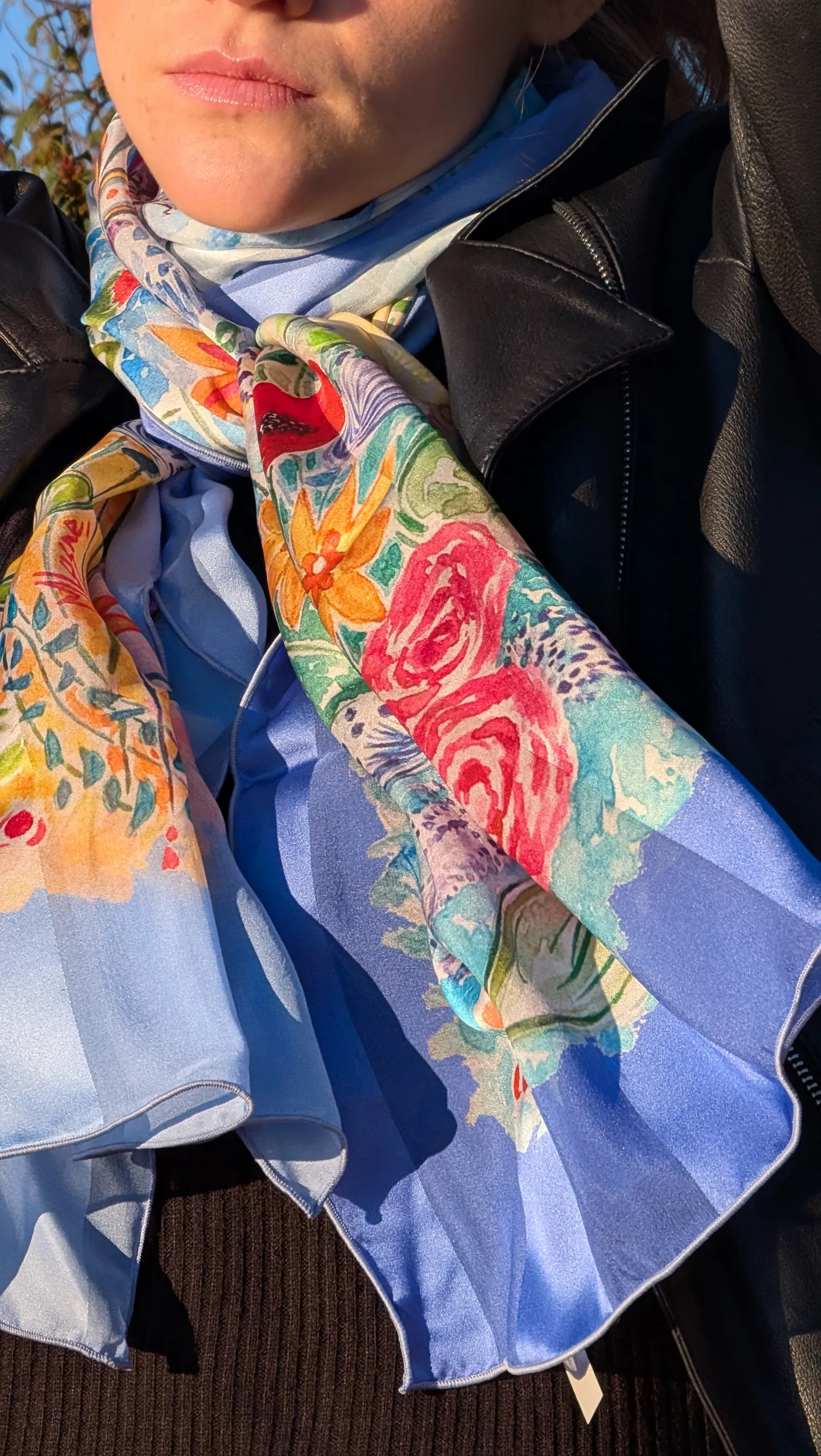 Foulard bleu outremer en mousseline et satin de soie - vue portée 1