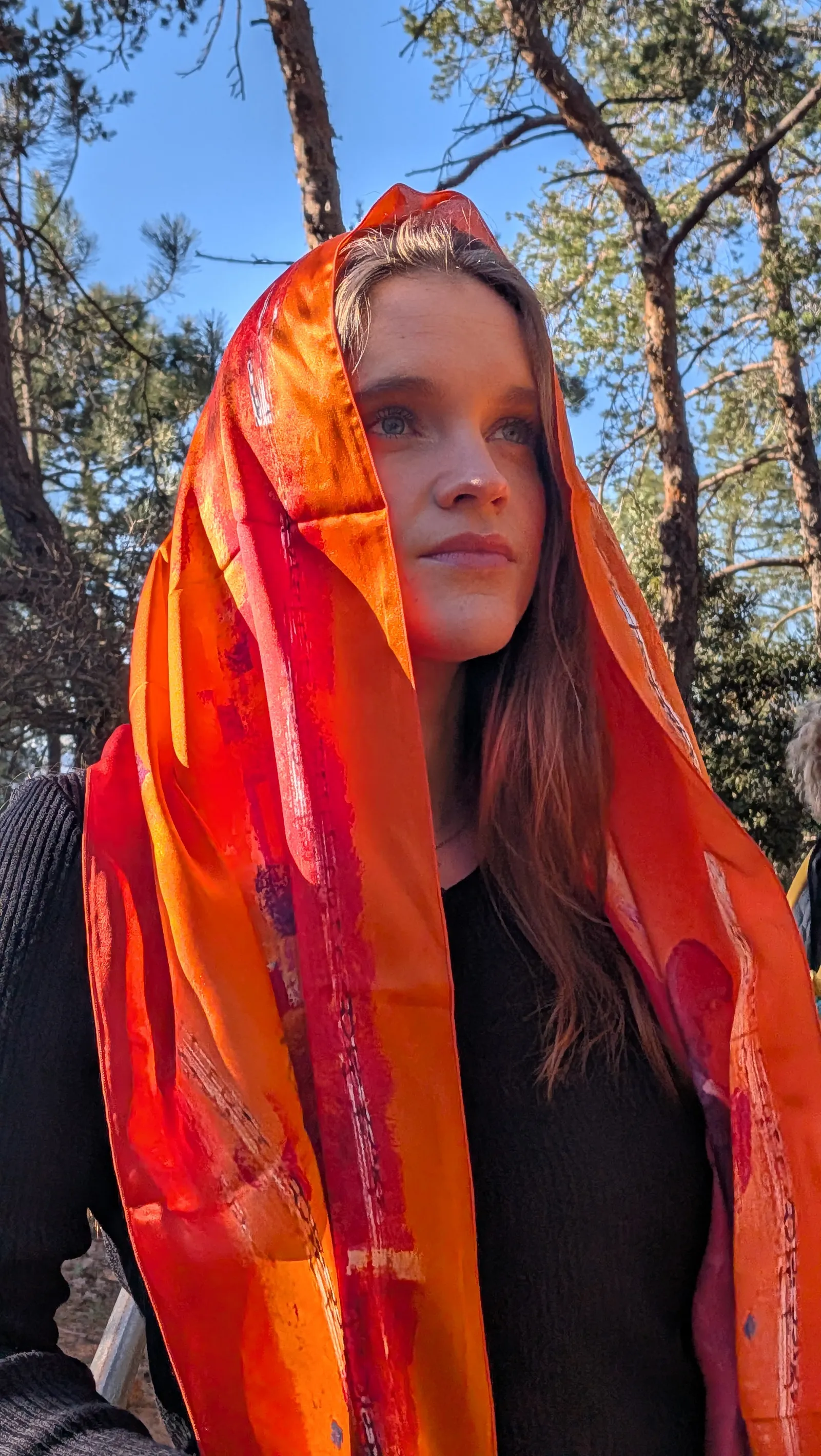 Foulard Jazz orange en satin de soie - vue portée 1