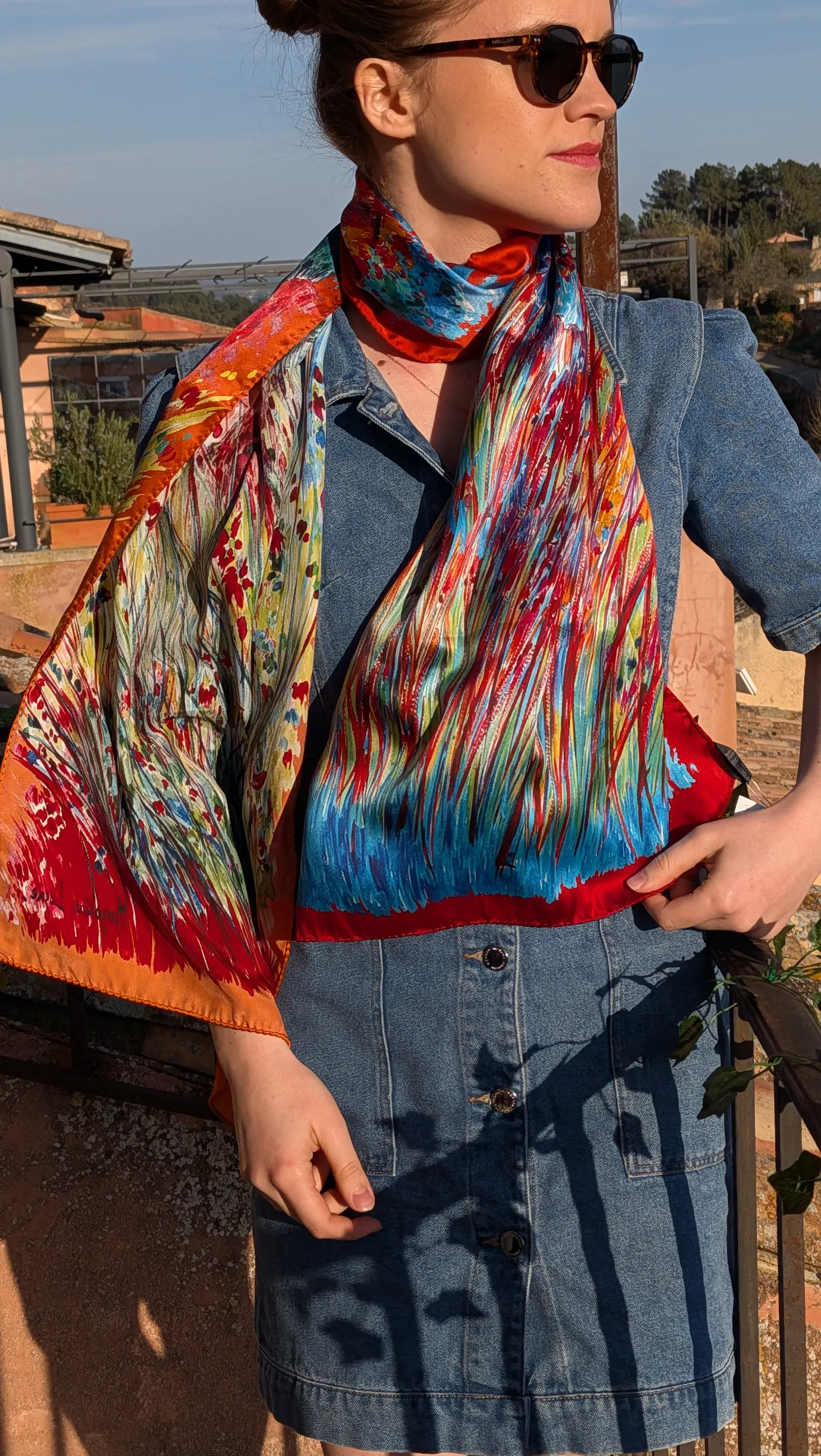Foulard Roussillon orange en satin de soie - vue portée 1
