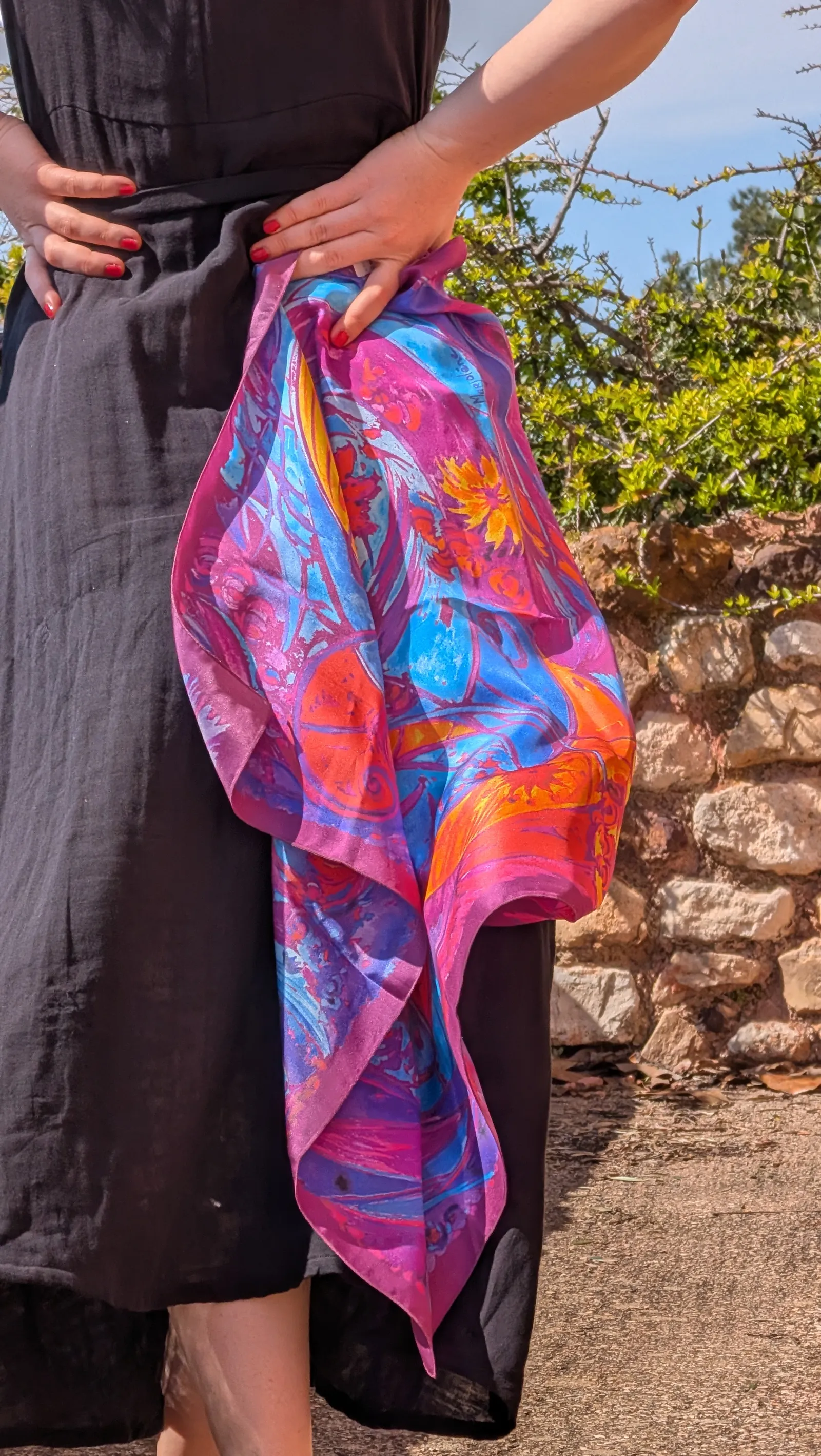 Foulard Spirales lie de vin en satin de soie - vue portée 1